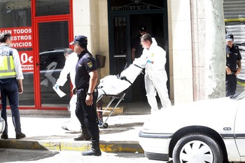 Imagen del momento en el que se llevaban el cuerpo de la vivienda de Blasco Ibáñez.