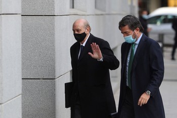 El exministro del Interior Jorge Fernández Díaz (i) llega a la Audiencia Nacional.