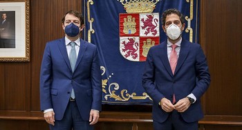 Los presidentes de la Junta, Alfonso Fernández Mañueco, y de Iberaval, César Pontvianne (d), presentaron el programa de ayuda al sector de la hostelería y el turismo.