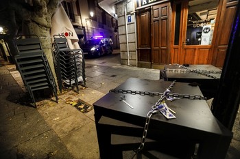 Imagen de un bar de la ciudad de Burgos cerrado.