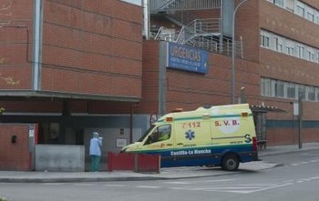 Imagen de archivo de una UVI móvil entrando en la zona de Urgencias del Virgen de la Salud.