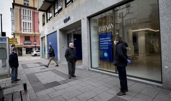 Los clientes de las entidades financieras deben realizar una cola de espera con la debida separación para realizar sus gestiones. 