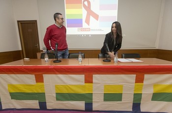 La secretaria regional de Mujeres e Igualdad de CCOO, Rosario Martínez, junto al secretario regional del sindicato, Paco de la Rosa.
