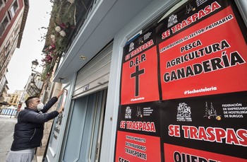 Múltiples bares y restaurantes de la ciudad llenan con carteles de protesta sus fachadas. 