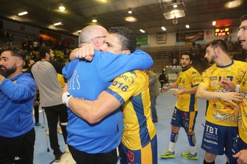 Matheus de Novais se abraza a Alberto Suárez tras una victoria ribereña