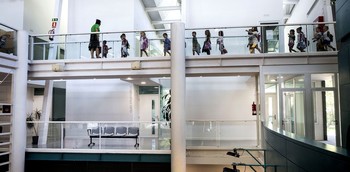 El regreso paulatino al trabajo presencial supondrá un problema para cientos de familias con hijos e hijas menores. 