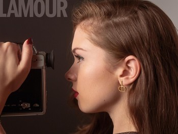 Stella del Carmen sabe mirar a la cámara