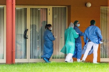 La Junta estudia reforzar residencias con personal sanitario