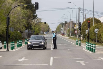 Imagen de un control de la Policía Local para vigilar el cumplimiento del estado de alarma.