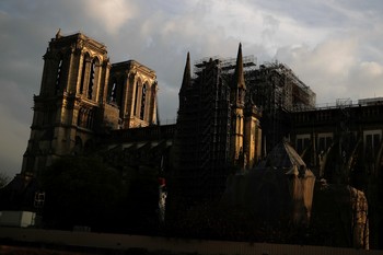 Los rezos regresan a Notre Dame un año después del incendio