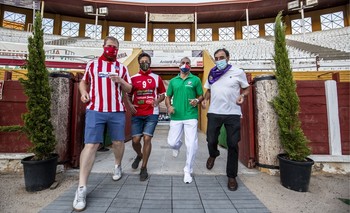 Gerardo, Félix, Alberto y Eduardo (de izquierda a derecha), cuatro conocidos aficionados de los encierros de Guadalajara, posan en el callejón de la plaza de toros de la capital alcarreña..