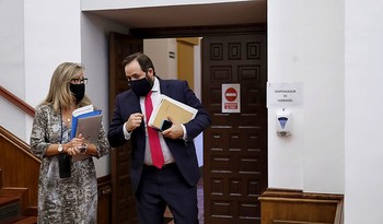 El presidente del PP regional, Paco Núñez, entrando con la portavoz del Grupo Parlamentario en el último pleno. 