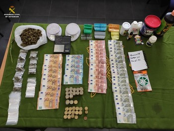 Droga, dinero y utensilios decomisados por la Guardia Civil de Quintanar del Rey.