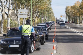 El policía local, el taxista, una silla de ruedas y la multa