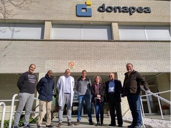 Responsables keniatas visitan el centro de FP Donapea