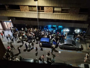 Detenido por pegar y sacar a empujones a su novia de un bar