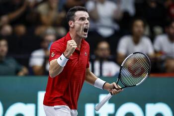 Bautista solventa por la vía rápida el primer punto para España