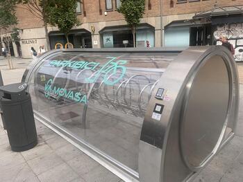 El Ayuntamiento instala los primeros 12 aparcabicis cubiertos