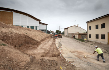 Cogollos comienza a urbanizar el entorno del polideportivo