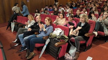 'Bésame 2.0' llena el Quijano de alumnos contra la violencia