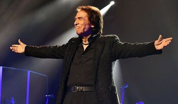 El cantante de Linares lleva más de seis décadas sobre los escenarios.