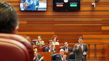 El viaje de Mañueco a Bruselas desata otra pelea con Tudanca