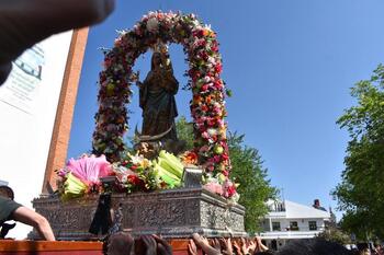 Un río de gente acompaña a la Virgen de Alarcos a la ermita