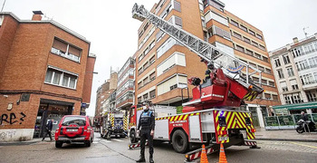 Salvan a una niña atrapada en la cornisa de un segundo piso