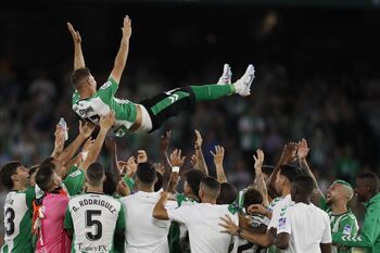 El Valencia libra el descenso en la despedida de Joaquín