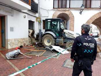 Intentan robar el cajero de un banco con una retroexcavadora