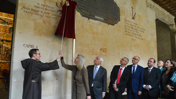 La USAL ya luce el vítor de Santa Teresa