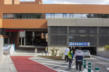 Un trabajador resulta herido tras caer de una escalera