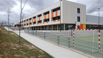 Plazas aseguradas y bus gratis para los bachilleres de Arroyo