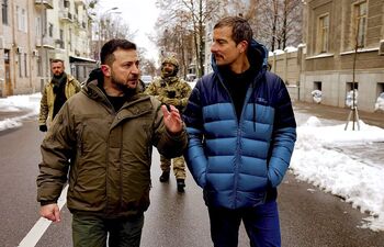 Bear Grylls regresa al campo de batalla con Zelenski