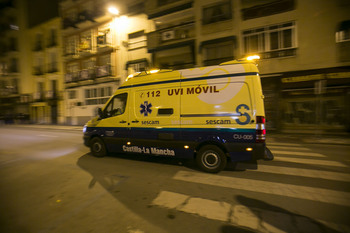 Pierde un dedo tras pillarse con la puerta del camión