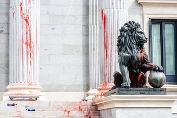 Ocho activistas tiñen de rojo la fachada del Congreso