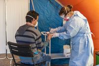 El Sescam realiza test rápidos a sanitarios y policías en La Peraleda