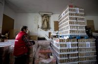 El economato de Cáritas se reinventa con el coronavirus