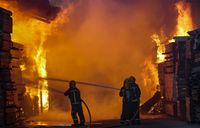 Aparatoso incendio en una empresa de maderas en Ciudad Real