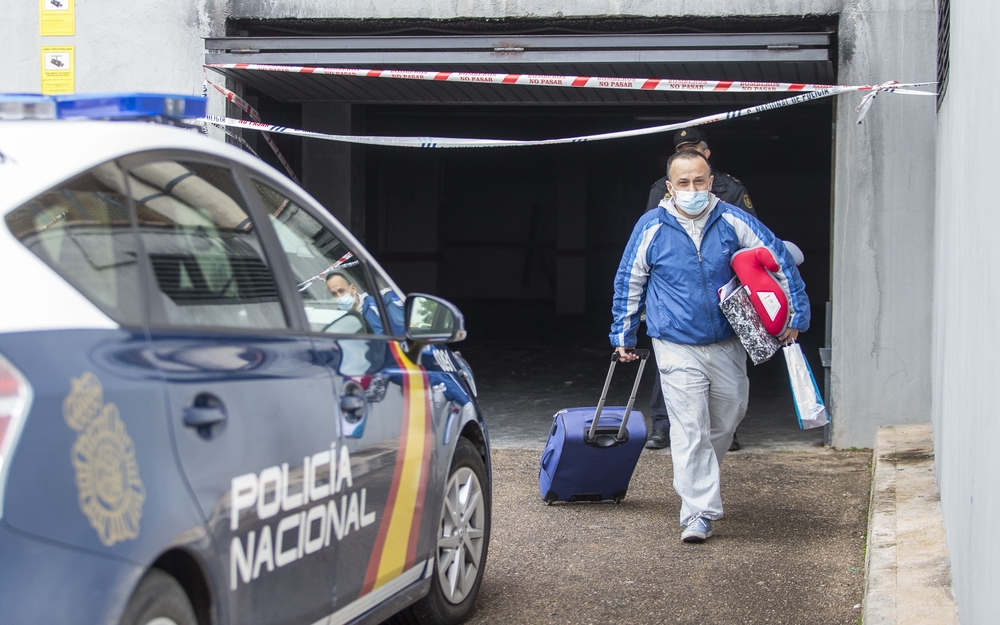 Seis vehículos afectados y veinte familias desalojadas tras el incendio en la avenida de Francia