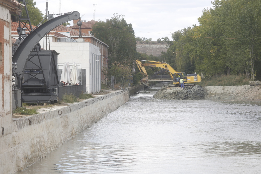 Llenado de la dársena del Canal de Castilla 