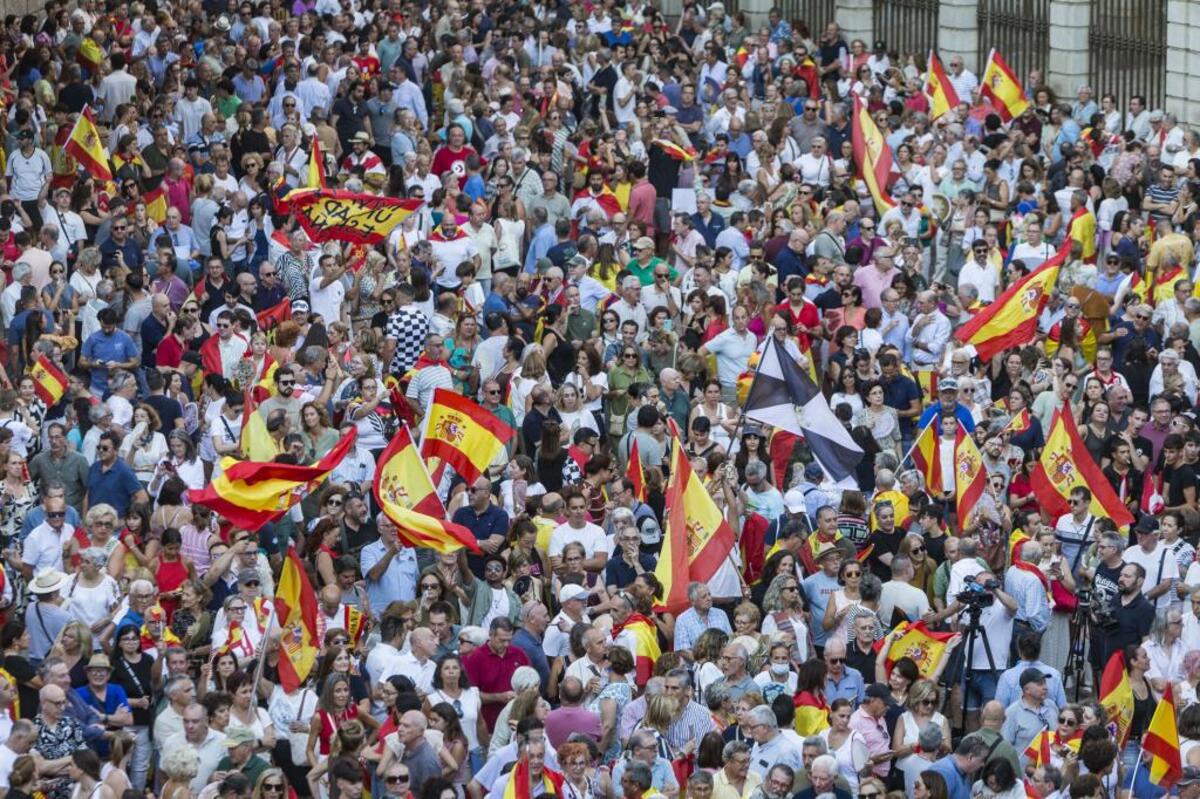 Miles de toledanos salen a la plaza del Ayuntamiento por Ceuta.